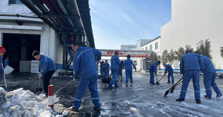 冰雪中的溫度：掃雪除冰護春歸